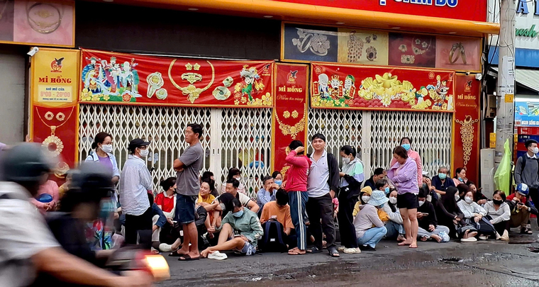 Nổ rung chuyển Trung Đông, người dân xếp hàng mua vàng từ sáng sớm