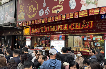 Giá vàng lao dốc, người dân Hà Nội đổ xô xếp hàng 'bắt đáy'