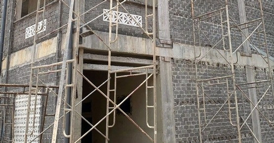 Rơi từ giàn giáo công trình trường học xuống đất, 3 công nhân thương vong