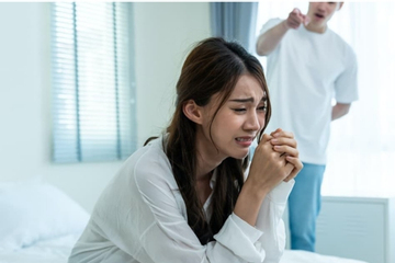 Cắn răng lấy chồng U50 vì ham giàu, sáng ra thấy 2 'món quà' đặt đầu giường, tôi 'hóa đá' muốn tháo chạy ngay lập tức