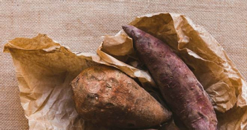 Mang giỏ khoai lang tới biếu thông gia giàu, người phụ nữ nghèo rơi nước mắt