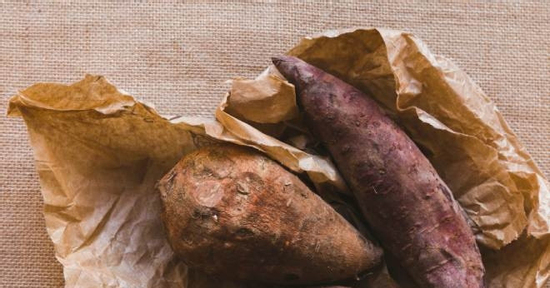 Mang giỏ khoai lang tới biếu thông gia giàu, người phụ nữ nghèo rơi nước mắt