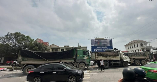 Ba ô tô tông liên hoàn trên quốc lộ 1, tài xế tử vong trong cabin