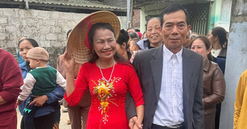 Cha U70 ở Thanh Hóa tái hôn sau 6 năm cô quạnh, con gái nghẹn ngào chúc phúc