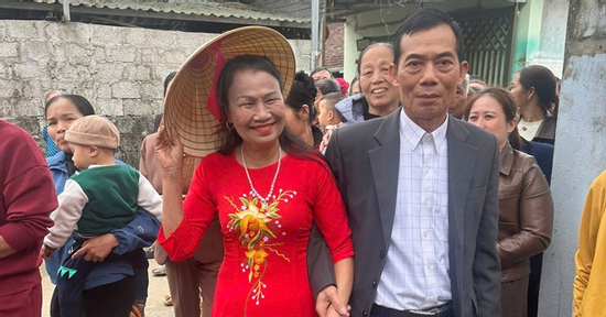 Cha U70 ở Thanh Hóa tái hôn sau 6 năm cô quạnh, con gái nghẹn ngào chúc phúc