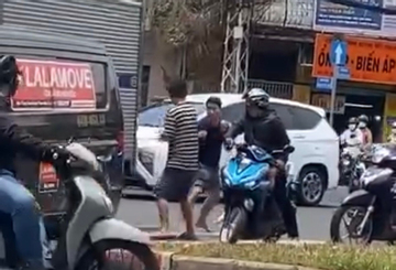 Hai tài xế đánh nhau chảy máu đầu giữa đường ở TPHCM