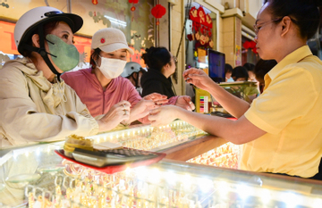 Giá vàng trong nước cao hơn thế giới gần 30 triệu đồng/lượng, người mua ôm rủi ro