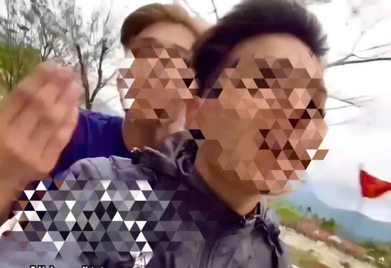 Nam thanh niên lái xe không đội mũ bảo hiểm, chia sẻ clip 'rất muốn bị ăn đòn'