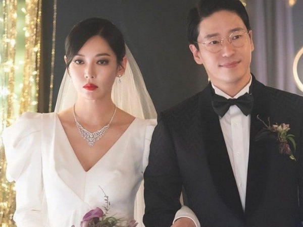 Ngày tái hôn, nghe tiếng con khóc nức nở kèm tiếng đập cửa xé lòng, tôi chỉ muốn cởi ngay váy cưới để chạy về