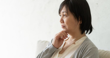 Nhìn ảnh con gái rạng rỡ bên mẹ chồng trên bãi biển, mẹ ruột quyết định không hy sinh thêm lần nào nữa