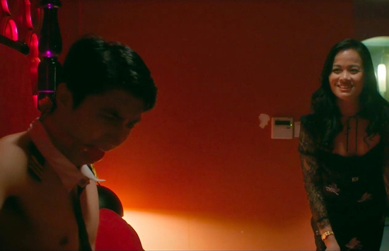 Cảnh giường chiếu phản cảm trong phim giờ vàng bị khán giả phản ứng