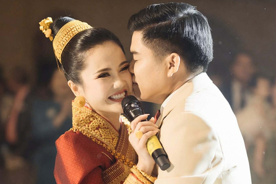 Cô dâu Lào hát tiếng Việt tặng chú rể, quan khách ngỡ ngàng vì quá hay