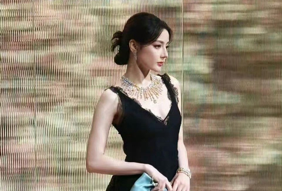 Đẳng cấp 'Đệ nhất mỹ nhân': Nhiệt Ba vừa xuất hiện đã chiếm trọn No.1 Hot Search