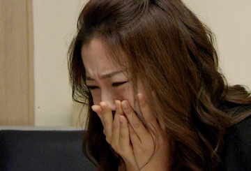 Đêm cuối trước khi ra tòa, ngỡ vợ đã ngủ say, chồng quỳ xuống thì thầm một câu khiến tôi khóc nức nở ôm chặt lấy anh