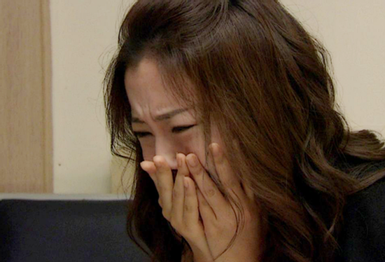 Đêm cuối trước khi ra tòa, ngỡ vợ đã ngủ say, chồng quỳ xuống thì thầm một câu khiến tôi khóc nức nở ôm chặt lấy anh