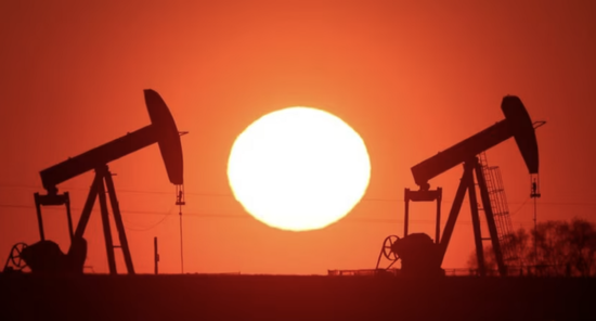 Giá dầu tăng vọt sau tối hậu thư của ông Trump về Iran