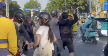 Hai người đàn ông xô xát giữa đường ở TPHCM khiến nhiều người khiếp vía