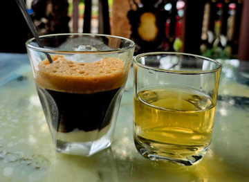 Ngừng tim ở tuổi 53 do uống 10 ly cà phê mỗi ngày, bác sĩ nói gì?