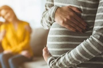 Thuê giúp việc mang thai hộ, vợ trẻ 'hóa đá' khi đứa trẻ chào đời vạch trần bí mật của người giúp việc