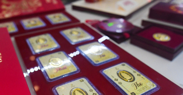 Tiệm vàng ồ ạt 'xả hàng', cho mua thoải mái khi giá chênh tới gần 30 triệu/lượng