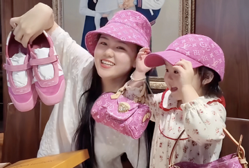 Vợ và con gái cầu thủ Đỗ Duy Mạnh gây chú ý khi 'đập hộp' 5 thiết kế hồng rực của Louis Vuitton