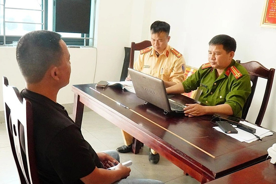 Xe bán tải đỗ chắn đường ở Nghệ An: Tài xế bị phạt 5 triệu đồng