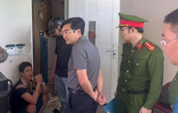 Cuộc đột kích xưởng sản xuất đạn và phút giáp mặt 'ông trùm' bên nồi chì đỏ lửa