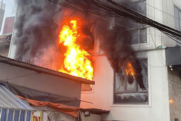 Hà Nội: Ngôi nhà 7 tầng bất ngờ bốc cháy dữ dội