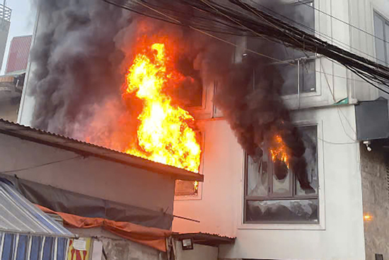Hà Nội: Ngôi nhà 7 tầng bất ngờ bốc cháy dữ dội
