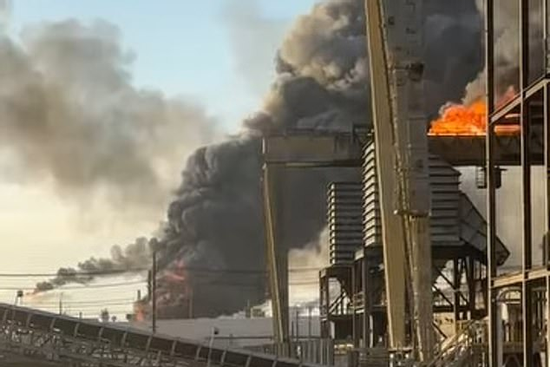 Nổ lớn tại 1 nhà máy lọc dầu ở Mỹ, khói đen bao trùm