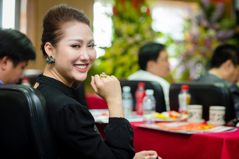 Nữ diễn viên giữ chức Phó Viện trưởng làm mẹ đơn thân, ở tuổi U50 hạnh phúc bên doanh nhân giàu có