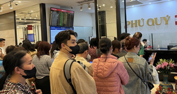 Xếp hàng mua vàng bạc vì 'sợ bỏ lỡ', người mua chưa kịp nhận vàng đã lỗ nặng