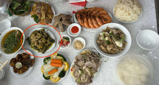 Cô gái Phú Thọ dự đám cưới ở Ninh Bình, mê tít một món trong mâm cỗ