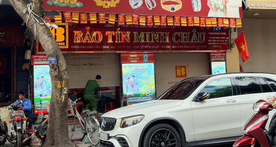Công an xuất hiện tại cửa hàng vàng Bảo Tín Minh Châu ở Hà Nội