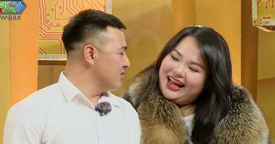 Cưới mẹ đơn thân, chú rể bị người lạ ném mắm tôm ngay trên sân khấu