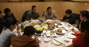 Họp lớp sau 20 năm, tôi hiểu vì sao nhiều người chọn im lặng và biến mất