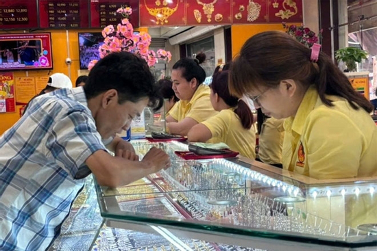 Giá vàng SJC chênh gần 30 triệu đồng/lượng: Có nên mua hay chờ hạ nhiệt?