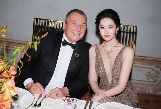 Lưu Diệc Phi diện mốt không nội y