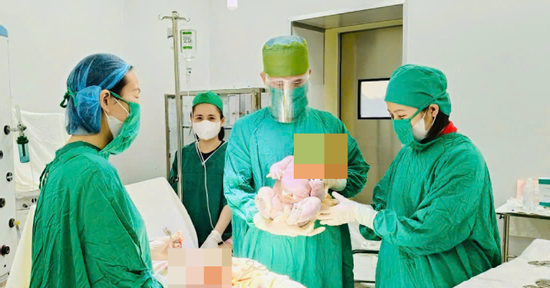 Phát hiện thai nhi 5,4kg, ê-kíp họp bàn mổ khẩn