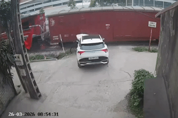 Băng qua lối đi tự mở, ô tô bị tàu hỏa tông nát đầu xe