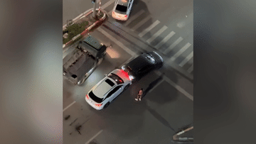 Clip ghi lại tình tiết bất ngờ trong vụ ô tô Lexus tông loạt xe ở Hà Nội