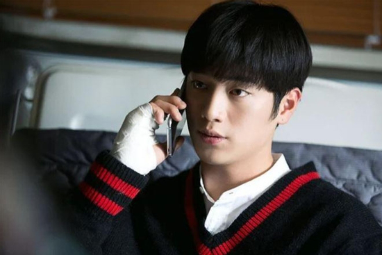 Nhìn người yêu đi lấy chồng, 5 năm sau tôi cay đắng, bủn rủn tay chân khi phát hiện em làm một điều giấu kín