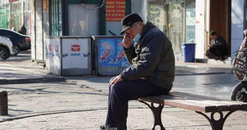 Vay hơn 2 triệu bị con dâu bắt viết giấy nợ, con trai âm thầm ghi một điều lên đó khiến tôi òa khóc