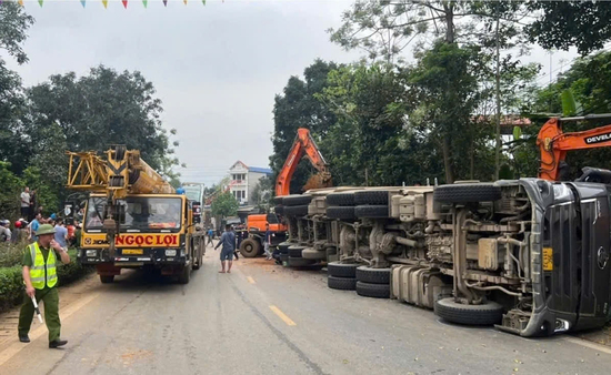 Xe tải chở đất lật đè ô tô con ở xã Lạc Sơn (Phú Thọ), 2 người tử vong