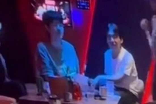 Ba nam diễn viên bị phát hiện tới quán bar 'tay vịn'