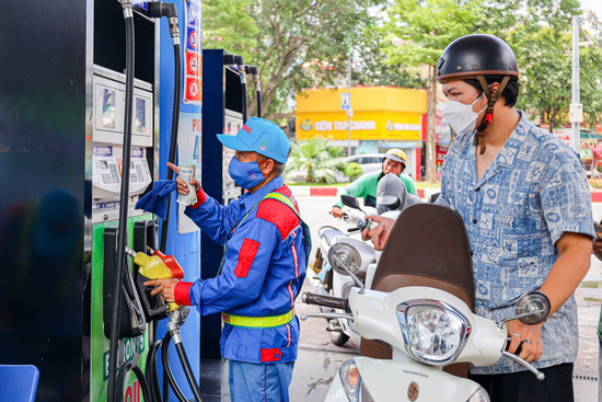 Giá xăng giảm gần 6.000 đồng/lít, xăng RON95 về mức 24.300 đồng