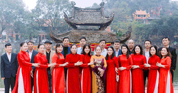 Nhà có 10 con gái ở Hà Nội: 10 chàng rể chống gậy đưa tang bố vợ