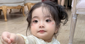 'Út cưng' Lisa nhà Khánh Thi - Phan Hiển 'đốn tim' với loạt ảnh xinh yêu như búp bê