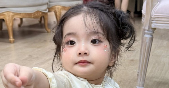 'Út cưng' Lisa nhà Khánh Thi - Phan Hiển 'đốn tim' với loạt ảnh xinh yêu như búp bê