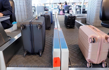 Vì sao nên quay bánh xe vali ra ngoài khi cân hành lý đi máy bay?